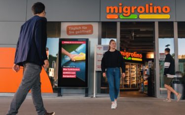 Livesystems lanciert zusammen mit Migrolino ein DooH-Vermarktungsnetz an 382 Convenience-Standorten in der Schweiz (Foto: Livesystems)