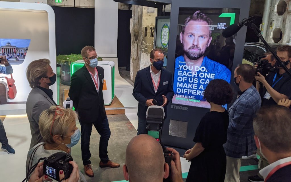 Greentech-Eröffnungsrundgang mit Niko Rosberg und Grünen-Politiker Romana Popp und Renate Künast (Foto: invidis)