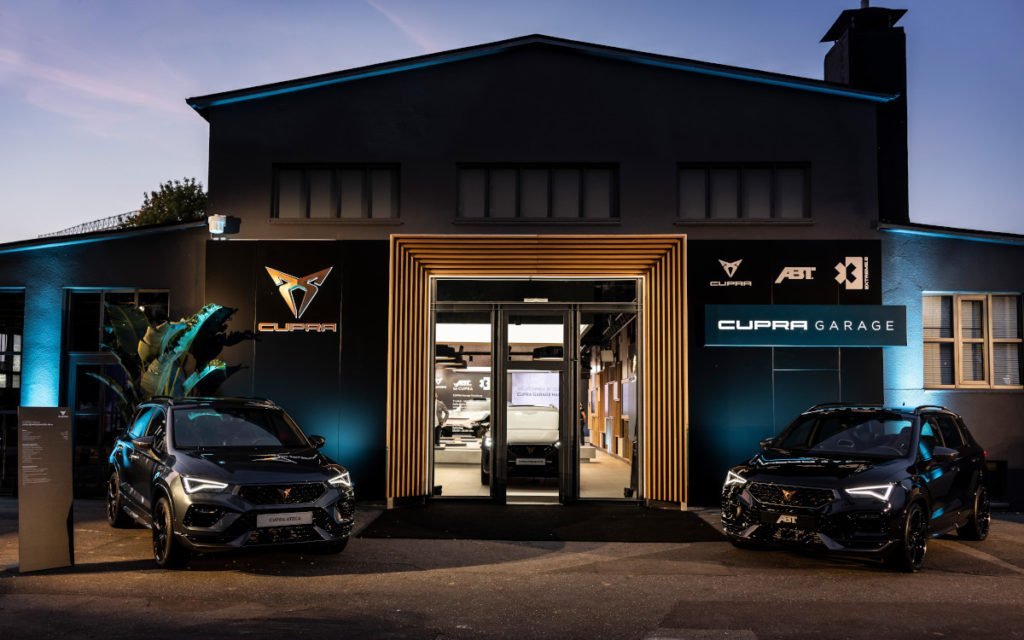 Seat Cupra Hamburg Autohaus wie ein Wohnzimmer invidis
