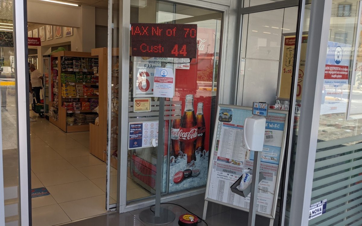 Kundenzutrittsanzeige in einem griechischen Supermarkt auf Kreta (Foto: invidis)