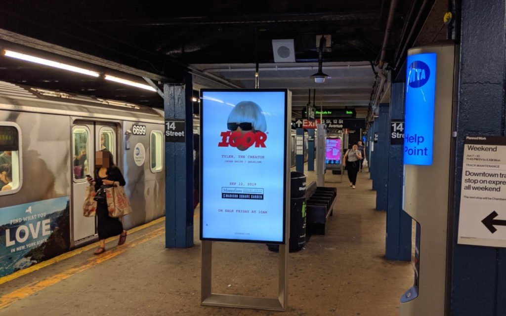 Digital Signage Screens auf Bahnsteig der U-Bahn in New York City (Foto: invidis)