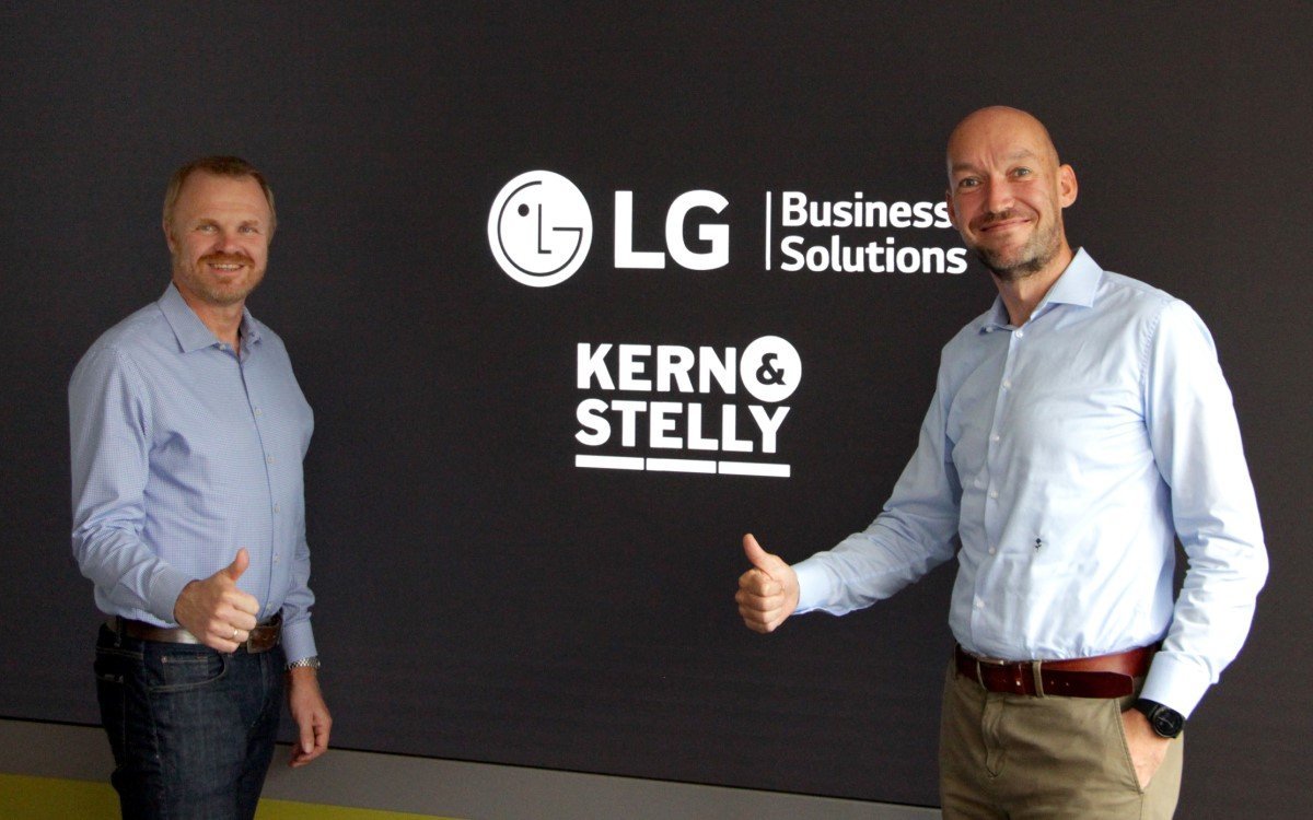 Andreas Stelly, Geschäftsführer von Kern & Stelly, und Christoph Spahn, Senior Sales Manager des LG-Unternehmensbereichs Information Display in Deutschland (Foto: LG)