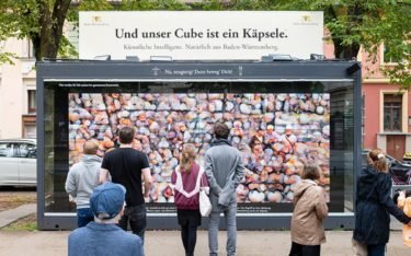 Der zukunftsweisende Cube von Bechtle und Colugo zeigt kreative AI zum Tag der Deutschen Einheit (Foto: Bechtle)