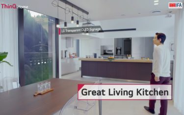 Für LGs IFA 2020 Keynote führte K-Pop Star Henry Technik-Fans durch das 'ThinQ Home' mit modernster digitaler Ausstattung wie den transparenten GhosT-OLED von LG als Küchenfenster (Foto: Screenshot)