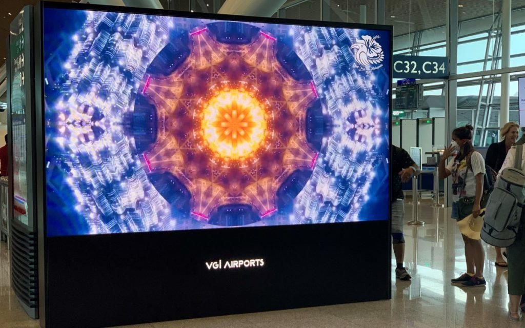 Vierseitige LED-Installation mit Absen Tech im Duty-Free des Kuala Lumpur Airport (Foto: Absen)