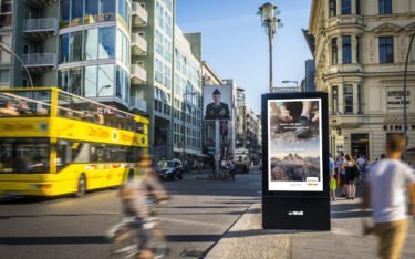 WallDecaux DooH-Screen am Checkpoint Charly in Berlin (Foto: WallDecaux)
