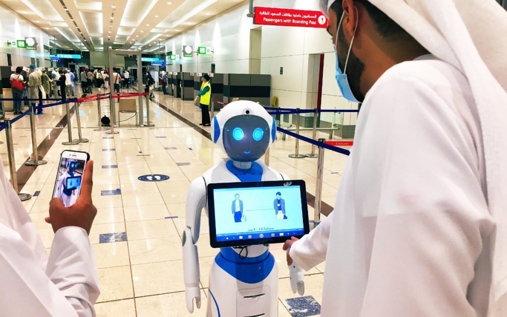 Nicht nur FIDS-Displays kommen in Dubai zum Einsatz, auch der Softbank Roboter der in Dubai auf den Namen Rahal hört (Foto: Dubai Airport)