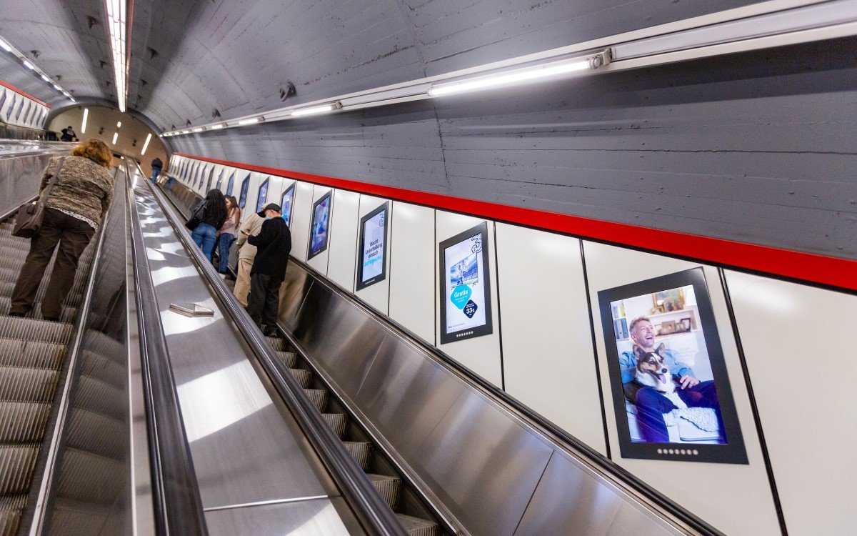 Drei wirbt auf den Gewista-Screens an Rolltreppen in Wiens U-Bahn – programmatisch gebucht über VIOOH (Foto: Gewista)
