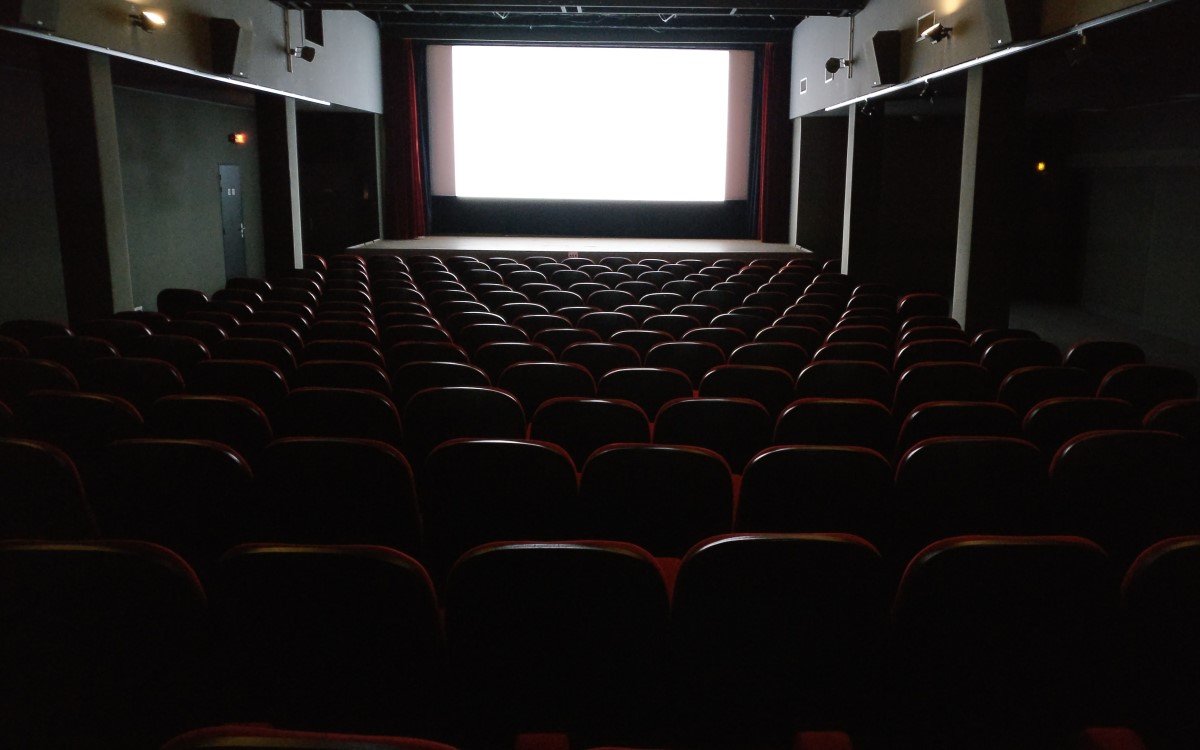 Der Kinobranche fehlen Besucher und Blockbuster-Filme, um wieder auf einen grünen Zweig zu kommen, darum wird jetzt vermietet – ein Tropfen auf dem heißen Stein (Foto: unsplash)