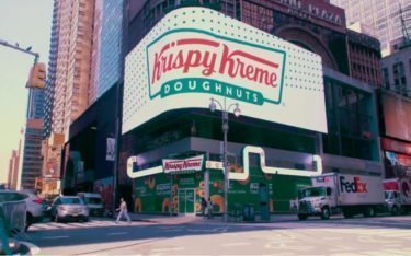 Der neue Krispy Kreme Flagship-Store am Times Square in NYC mit großer LED-Wall (Foto: Screenshot)