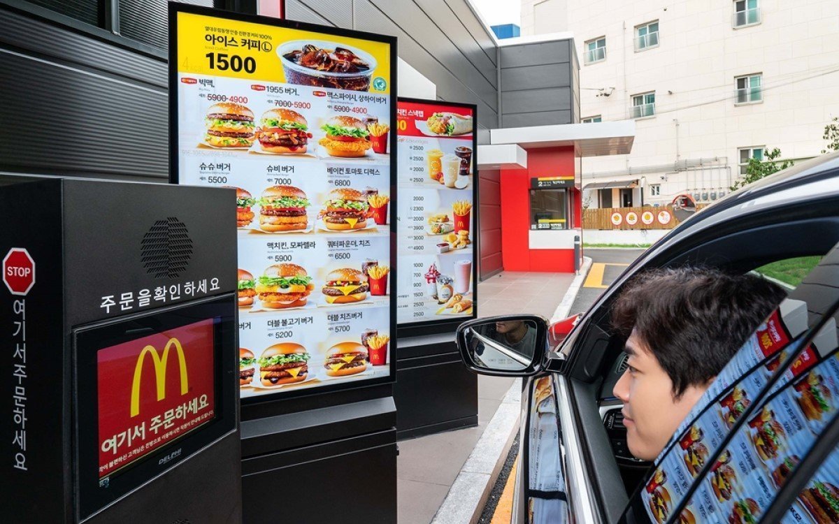 Seit Corona verschiebt sich der Kundenstrom von der Bestelltheke immer mehr zu Drive-Thru, wo Displays wie hier von Samsung bei McDonalds in Korea ihre Mehrwerte ausspielen (Foto: Samsung)
