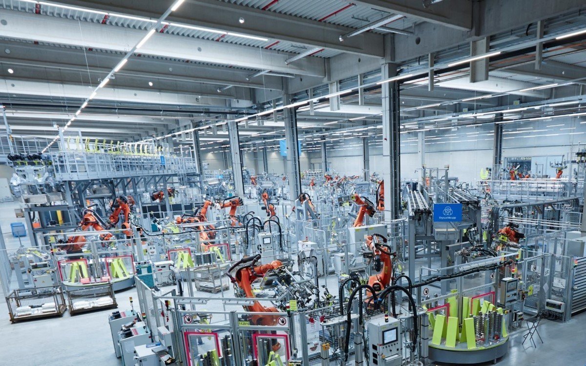 Etwa 250 Roboter fertigen im Werk in Mühlacker Karosserien für Elektroautos – Daten zur Produktion zeigen Samsung Displays (Foto: Samsung)