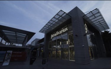 Der neue Stradivarius Store in Polygone Riviera Cagnes sur Mer in Frankreich mit LED-Fassade (Foto: Screenshot)