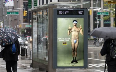 Amazon wirbt für Borat und Masken auf DooH-Screens in NYC (Foto: JCDecaux)