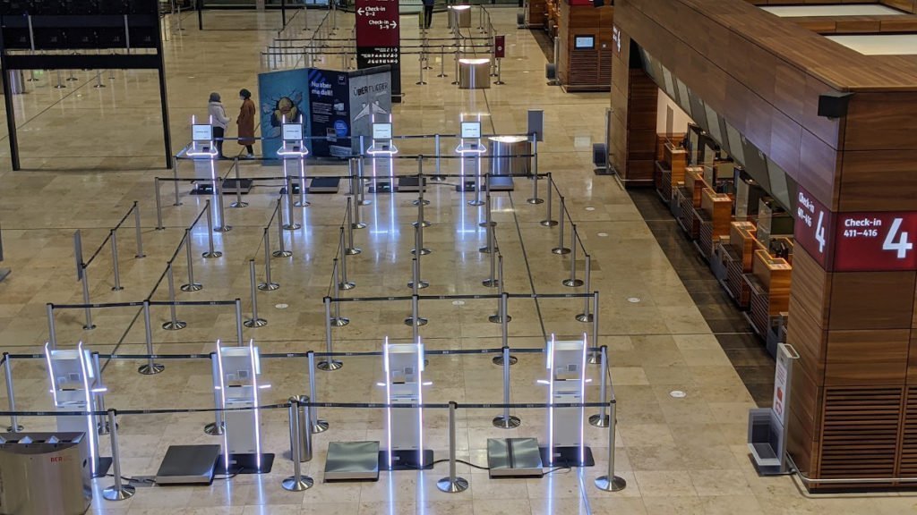 Von weitaus zu erkennen - neue Check-in Terminals am BER (Foto: invidis)