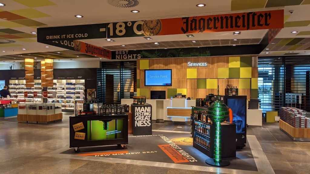 Heinemann Travel Retail am BER - Promotion von Jägermeister mit Digital SIgnage (Foto: invidis)