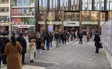 Lange Schlangen in der Münchner Fußgängerzone (Foto: invidis)