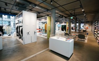 Der wiedereröffnete Adidas Originals Flagship Store in Berlin vereint Mode, urbane Kunst und digitales Storytelling zum Thema Nachhaltigkeit (Foto: Adidas)