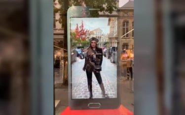 TikTok Outfitchallenge im Schaufenster bei C&A in Antwerpen (Foto: Screenshot)