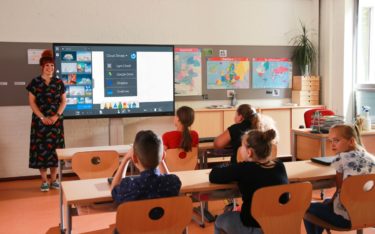 Digitals Whiteboard mit Lynx-Software in einem Klassenzimmer (Foto: Clevertouch)
