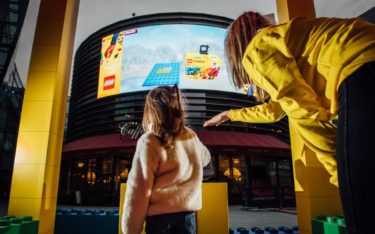 Gamification mit Gestensteuerung auf DooH – Ocean machte seinen Screen am Westfield Stratford zum virtuellen Lego-Baukasten (Foto: Ocean Outdoor)