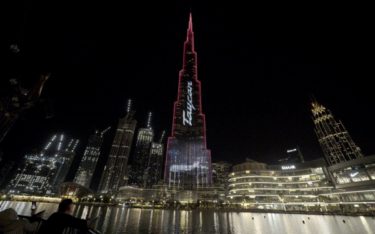 Porsche wirbt für seinen neuen Taycan auf der größten LED-Fassade der Welt am Burj Khalifa in Dubai (Foto: Porsche)