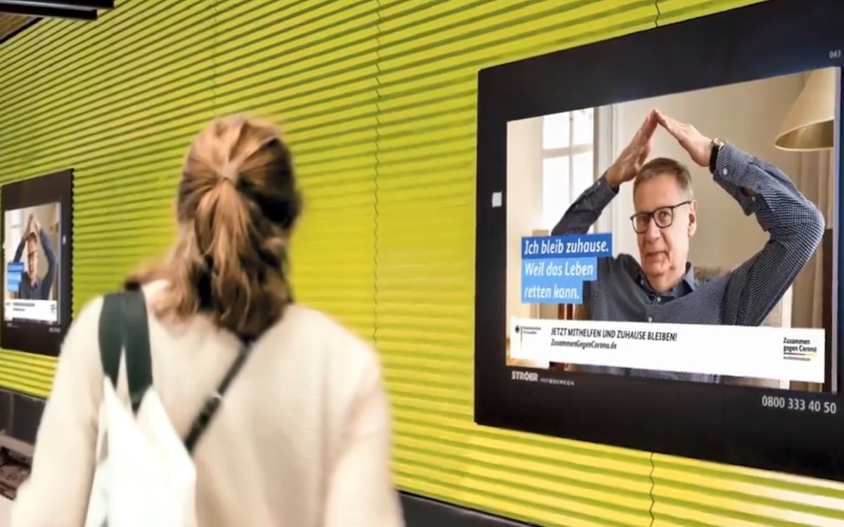 Ströer Infoscreen in der Münchner U-Bahn mit Corona-Kampagne des Bundes (Foto: Screenshot/Ströer)