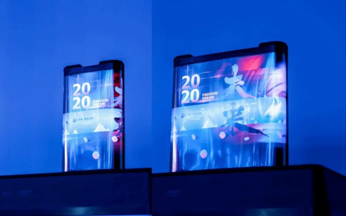 Links gerollt, rechts ausgebreitet – Flexibles 17" Printed-OLED Display von TCL/CSOT auf der DTC 2020 (Foto: Display Daily)
