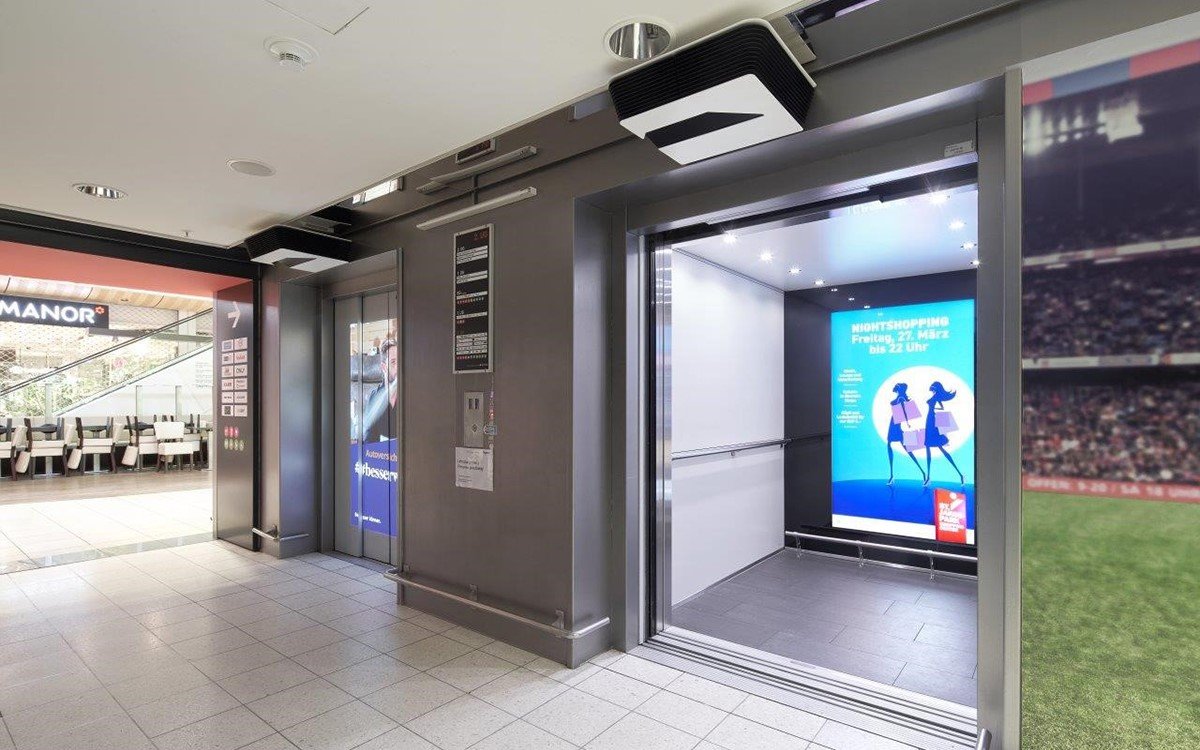 Projektion an der Decke vor dem Aufzug und Display sowie Smart-Mirror in der Kabine – Die 'Ahead' Produkte von Schindler (Foto: Schindler)