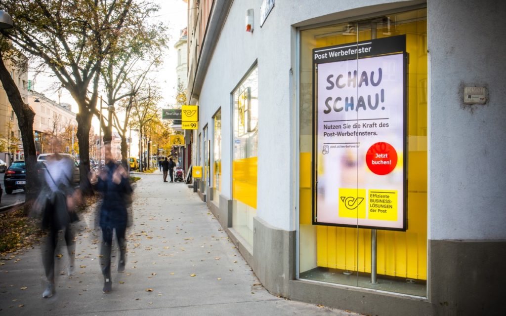 Das „Post Werbefenster“ startet als neues DooH Netzwerk in Wien (Foto: Österreichischen Post)