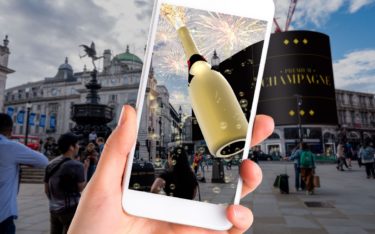Korken knallen mittels AR – Ocean Outdoor und Darabase bringen neue interaktive Technologie auf den ikonischen Piccadilly Lights (Foto: Ocean)