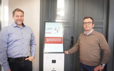 eKiosk etabliert seine neue Marke „redpengoo“ für den digitalen Check-In, im Bild Head of Sales Uwe Schröder und CEO Thomas Sepp (Foto: eKiosk)