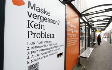 Kreative OoH-Kampagne: Zalando und WallDecaux verteilten in Berlin eine Woche lang kostenlose Masken an City-Lights (Foto: WallDecaux)