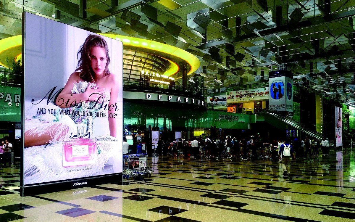 JC-Decaux-DooH am Flughafen Singapore (Foto: Aoto)