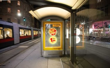 Billa Kampagne in Wien: bewegte Lichtmalerei mit HoloCIRCLE-Technologie in City Lights der Gewista (Foto: Gewista)