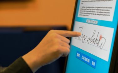 Touchdisplay steuern ohne Touch – Intels neue Touchless Control Software TCS machts möglich (Foto: Intel Corporation)
