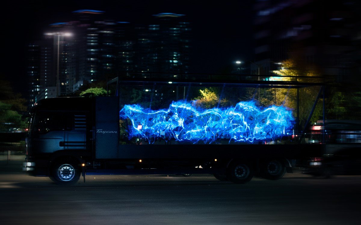 Holografische Pferde rennen zum Marktstart des Porsche Taycan durch Seoul (Foto: Porsche)
