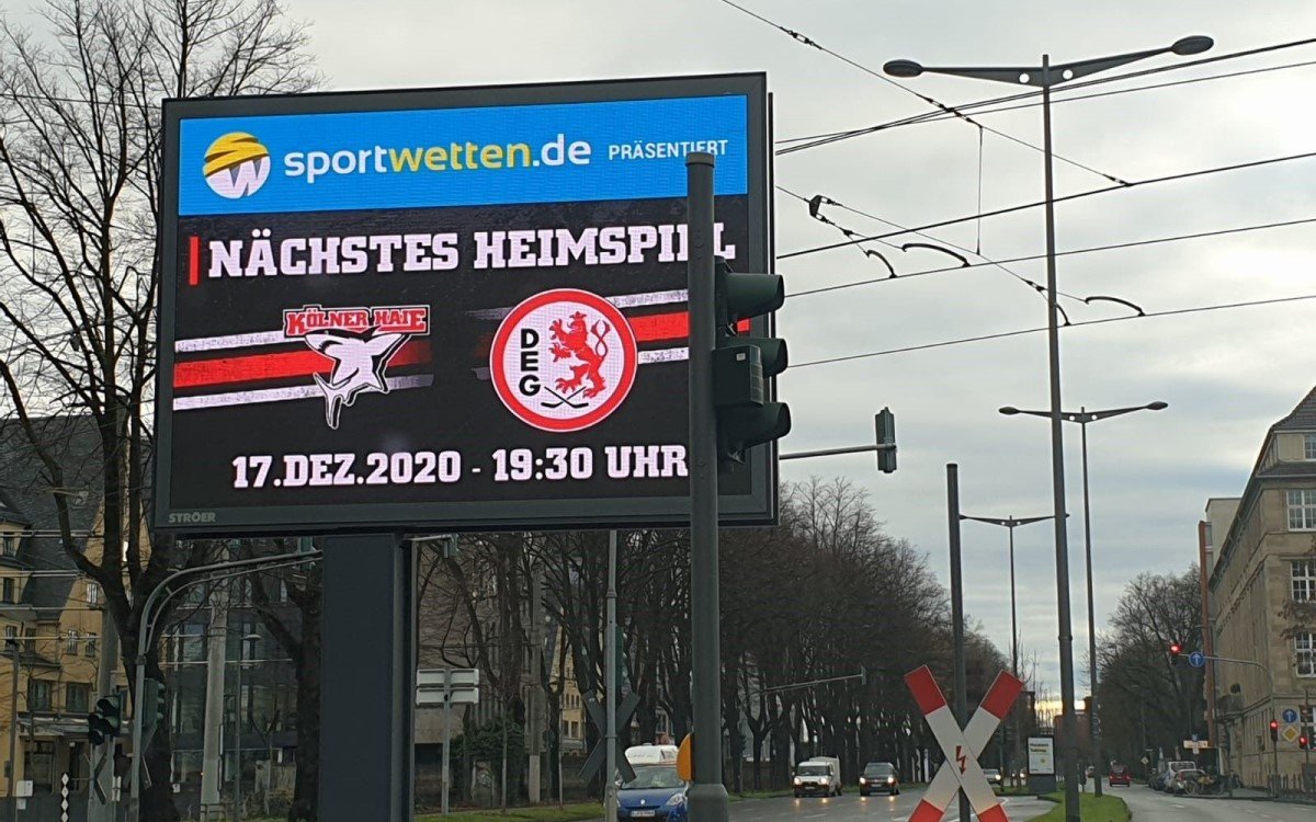 Ströer Roadside-Screen in Köln mit Werbung für den Live-Ticker zum Derby der Kölner Haie (Foto: Ströer)