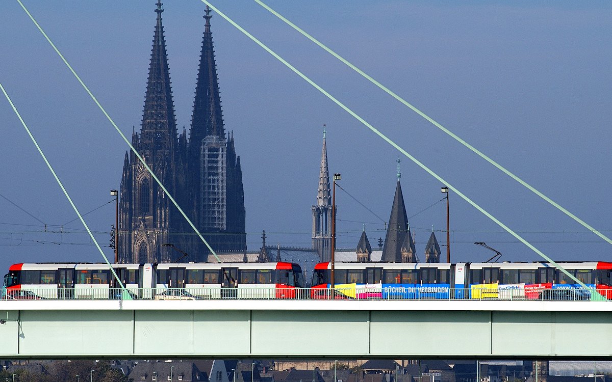 Stadtbahn vor Kölner Dom (Foto: Christoph Seelbach / KVB)