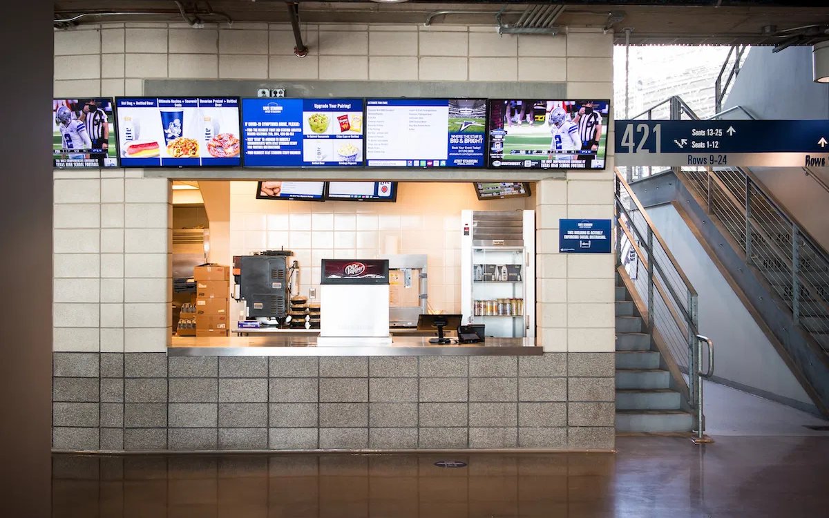 55"-Displays von LG über einem Food-Counter im Dallas Cowboys AT&T Stadium (Foto: LG)