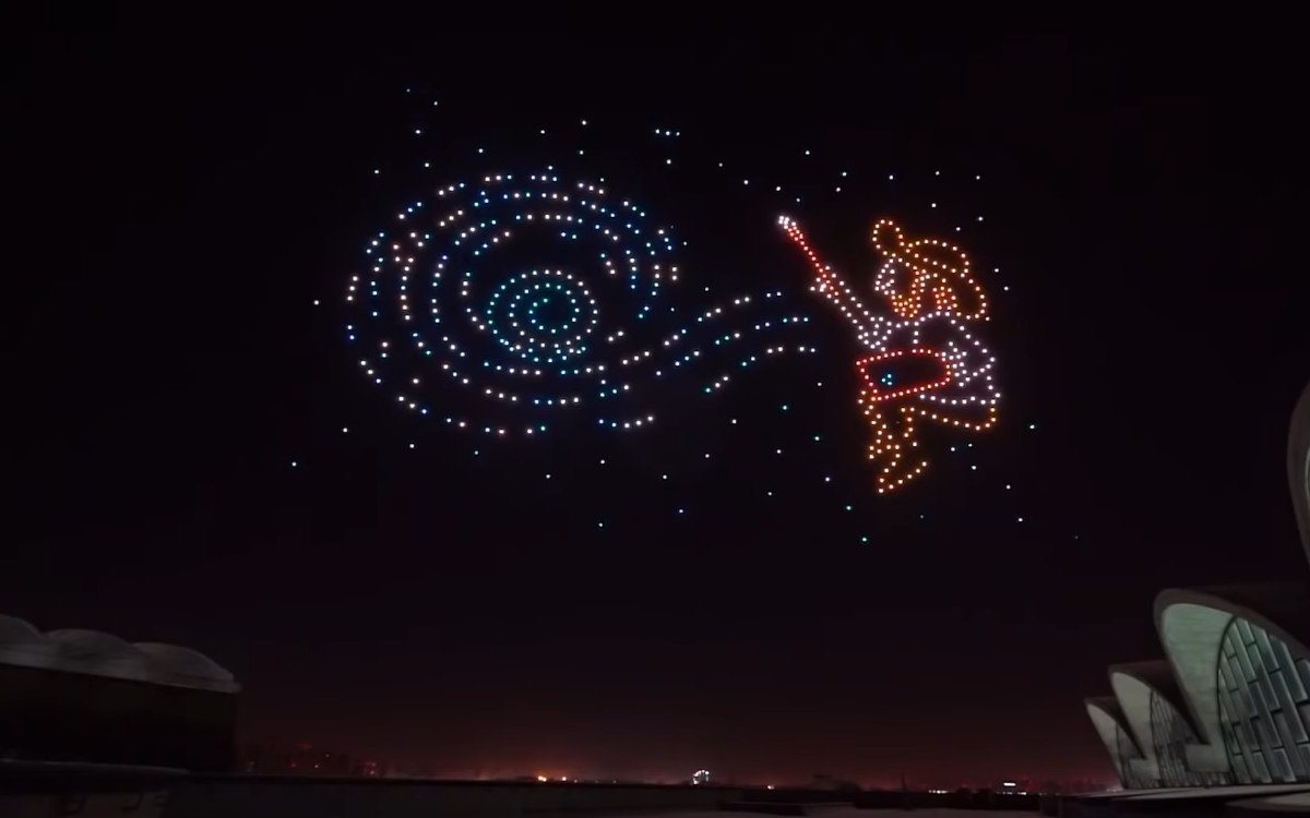 LED-Drohnen zeichnen für einen Weltrekord Van Goghs Kunst an den Himmel (Foto: Screenshot)