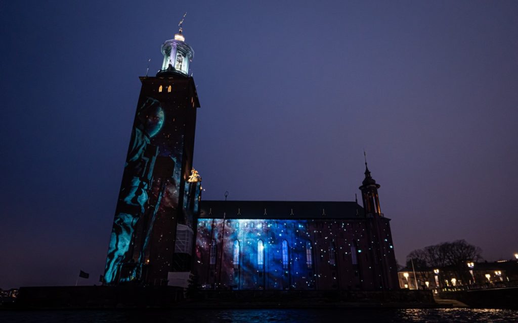 SPACE Projection-Mapping von PXLFLD zur Nobel Week Light Festival an SOckholms Rathaus (Foto: Creative Technology)
