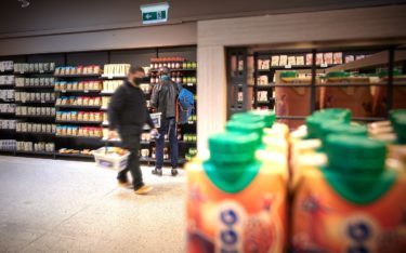 Im Real-Life-Marktforschungssupermarkt go2market wird unter Beobachtung eingekauft, damit die Industrie Echtzeitdaten zu ihren produkten erhält (Foto: Günther Zipfelmayer für go2market)