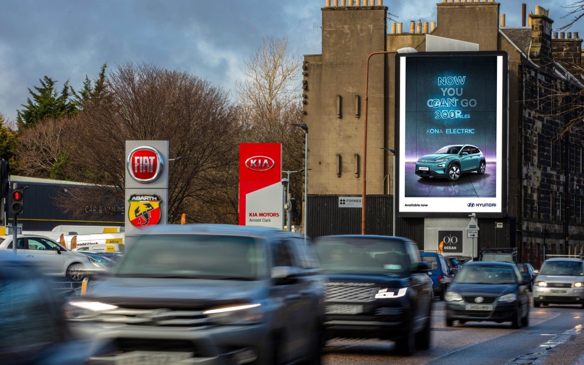 Hyundai Kampagne zu Elektromobilität auf DooH in UK (Foto: Ocean Outdoor)