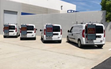 Vans mit den Displays von Start-up Road Runner Media (Foto: Screenshot)