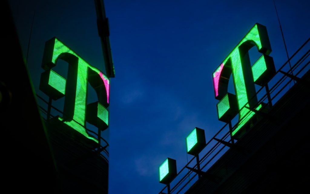 Mit einem grünen T setzt die Deutsche Telekom zur Earth Hour ein Zeichen für den Klimaschutz (Foto: Telekom)