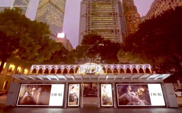 Eine der WallDecaux Highlight-Kampagnen 2020: Wartehallenbranding für Dior in Hongkong (Foto: Screenshot)