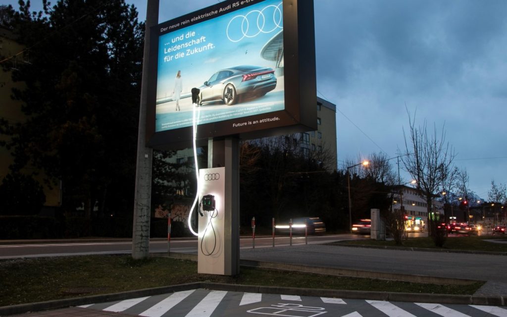 Epamedia Posterlight mit Ladesäule bewirbt den Audi RS e-tron GT (Foto: Epamedia)