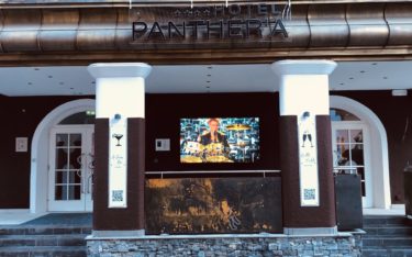 Der neue 86"-UltraView-TV des Hotel Panthera strotzt jedem Wetter (Foto: Peerless-AV)