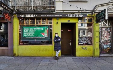 Mit Heineken im Schaufenster bis der Lockdown endet – Barinhaber Martin Konkel vor seinen beiden geschlossenen Lokalen Bambi und Parzelle in Hamburg (Foto: Heineken/Julia Schwendner)